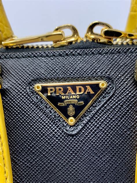 vorrei acquistare una borsa di prada